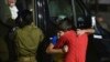 以色列军方2023年11月28日发表部分人质获释后与家人团聚的照片。