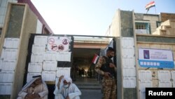 Seorang petugas keamanan berjaga di luar tempat pemungutan suara di Basra dalam pemilihan legislatif di Irak, Sabtu, 10 Oktober 2021. (FotoL: Essam al-Sudani/Reuters)