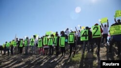 Migrantes venezolanos protestan exigiendo que no apliquen el Título 42 a venezolanos y otros migrantes, cerca de la frontera entre México y Estados Unidos, en Ciudad Juárez, México, el 6 de noviembre de 2022. 