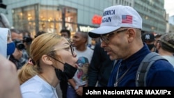 Prostalice Donalda Trampa i demonstranti protiv Donalda Trampa u susretu oči u oči tokom mitinga u Njujorku, 24. oktobra 2020.