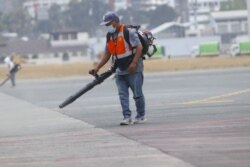 Limpieza en el aeropuerto internacional La Aurora, cortesía de Aeronáutica Civil