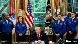 دیدار رئیس جمهوری آمریکا با چهار فضانورد ماموریت آرتمیس ۲