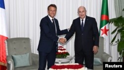 Emmanuel Macron a dit espérer accueillir Abdelmadjid Tebboune en France en 2023 pour poursuivre le travail de mémoire et de réconciliation entre les deux pays.
