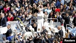 Pope Francis waves at the end of the Palm Sunday mass at Saint Peter's Square at the Vatican, March 29, 2015.