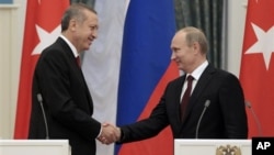 Tổng thống Nga Vladimir Putin và Thủ tướng Thổ Nhĩ Kỳ Recep Tayyip Erdogan bắt tay sau cuộc hội đàm tại điện Kremlin ở Moscow, ngày 18/7/2012