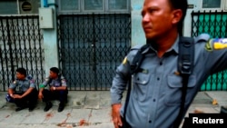 Polisi siaga di permukiman muslim di Mandalay, Myanmar (3/7).