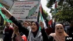 Warga Palestina meneriakkan slogan-slogan dalam aksi protes menentang kesepakatan Uni Emirat Arab dengan Israel untuk menormalisasi hubungan, di Kota Gaza, 19 Agustus 2020. (Foto: MOHAMMED ABED / AFP)