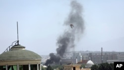 15일 탈레반이 장악한 아프간 수도 카불의 미국 대사관 인근에서 연기가 치솟고 있다. 