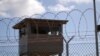 Foto de una torre de vigilancia del centro de detención de sospechosos de terrorismo en la Base de Guantánamo, Cuba, tomada en 2009.