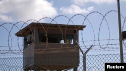 Foto de una torre de vigilancia del centro de detención de sospechosos de terrorismo en la Base de Guantánamo, Cuba, tomada en 2009.