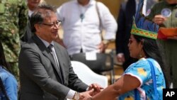 El presidente de Colombia, Gustavo Petro, estrecha las manos con una líder indígena que participó en la búsqueda y rescate de los cuatro niños indígenas que sobrevivieron 40 días en la selva, en Bogotá, Colombia, el lunes 16 de junio de 2023. 