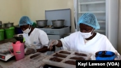 Opération de pesage du chocolat, à Lomé, le 27 juin 2019. (VOA/Kayi Lawson)