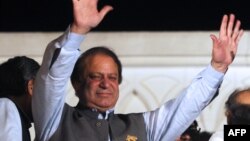 巴基斯坦前总理谢里夫5月11日在拉合尔投票后向支持者挥手