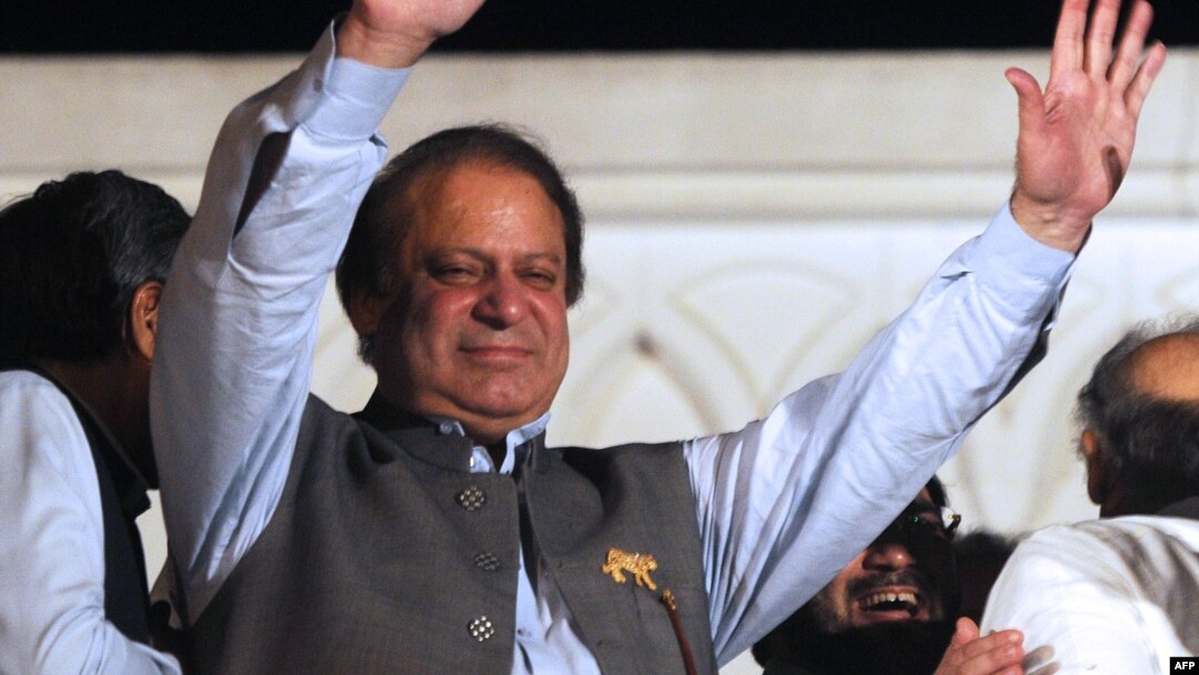 Mantan Perdana Menteri Pakistan Nawaz Sharif mengumumkan kemenangan Partai Liga Muslim Pakistan yang konservatif dalam pemilihan parlemen Sabtu (11/5). (AFP/Arif Ali)