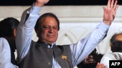 Mantan Perdana Menteri Pakistan Nawaz Sharif mengumumkan kemenangan Partai Liga Muslim Pakistan yang konservatif dalam pemilihan parlemen Sabtu (11/5). (AFP/Arif Ali)