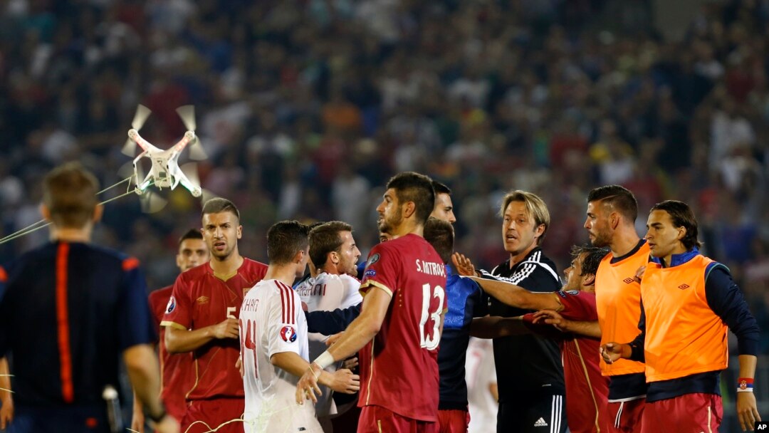 Srpski i albanski igrači posle incidenta sa razvijanjem zastave velike Albanije na stadionu Partizana u Beogradu, 14. oktobra 2014.