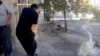 在伊朗雅万鲁德镇，安全部队的枪击射中了抗议者身边的一个水桶。(2022年11月21日)