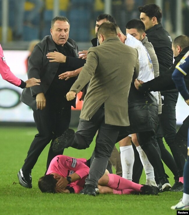 Ankaragücü Başkanı Koca, maçtan sonra Halil Umut Meler'e saldırdı