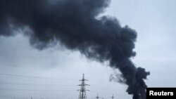 Столб дыма поднимается после российского авиаудара по энергетической инфраструктуре в Харьковской области. 22 марта 2024г. 