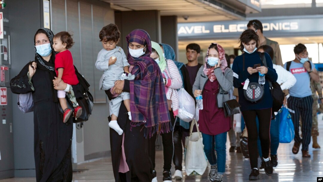 从喀布尔撤出的阿富汗家庭抵达华盛顿的杜勒斯国际机场（2021年9月3号）