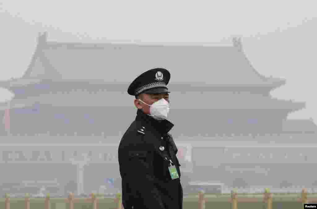 2016年3月3日，雾霾中警察在天安门前站岗