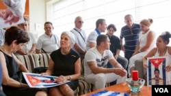 Un grupo de familiares y amigos esperan la llegada de sus familiares cubanos recientemente liberados por el gobierno cubano, el pasado mes de agosto de 2010.