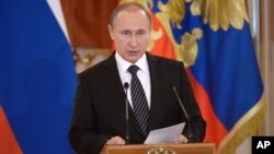 Tổng thống Nga Vladimir Putin phát biểu trước các binh sĩ phục vụ tại Syria ở Moscow, Nga, ngày 17/3/2016. 