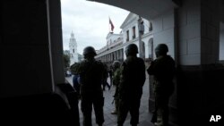 Militares patrullan a las afueras del palacio presidencial durante el estado de excepción en Quito, Ecuador, el martes 9 de enero de 2024. 