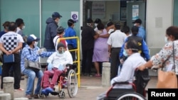 Personas enfermas acuden a la sala de emergencias del Hospital General Guasmo Sur, en Guayaquil, Ecuador.