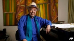 Musisi Brasil Sergio Mendes berpose di rumahnya pada Selasa, 18 Mei 2021, di Los Angeles. Film dokumenter "Sergio Mendes & Friends: A Celebration" akan tayang di PBS pada bulan Juni (AP Photo / Chris Pizzello)