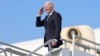 El presidente estadounidense Joe Biden hace gestos antes de abordar el Air Force One, en los Ángeles, California, EE.UU., 8 de enero de 2025. REUTERS