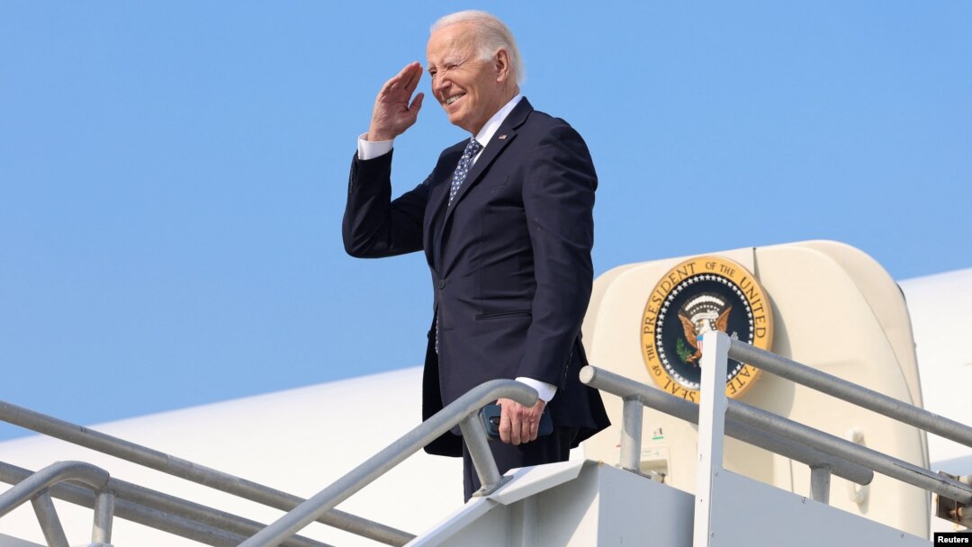 El presidente estadounidense Joe Biden hace gestos antes de abordar el Air Force One, en los Ángeles, California, EE.UU., 8 de enero de 2025. REUTERS