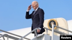 El presidente estadounidense Joe Biden hace gestos antes de abordar el Air Force One, en los Ángeles, California, EE.UU., 8 de enero de 2025. REUTERS