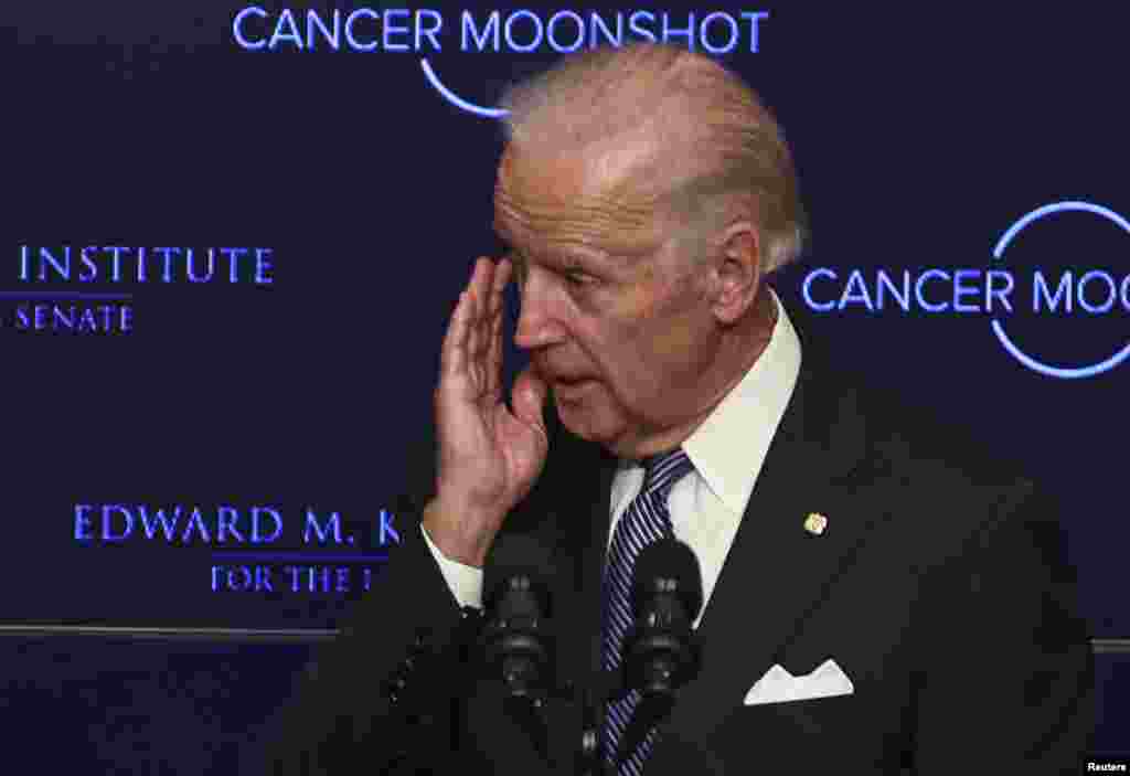 جو بایدن، معاون رئیس جمهور آمریکا در یک سخنرانی درباره نوآوری ها برای درمان بیمارهای سرطانی، اشکهای خود را پاک می&zwnj;&zwnj;کند. بو بایدن پسر ۴۶ ساله او، سال گذشته به خاطر سرطان مغز در گذشت.