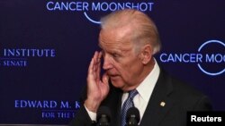 Wakil Presiden AS Joseph Biden menghapus air matanya saat membahas kemajuan program "Cancer Moonshoot" untuk mempercepat pemasaran pengobatan kanker baru, di Edward M. Kennedy Institute di Boston, Massachusetts, Oktober 2016. (Reuters/Faith Ninivaggi)