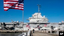 Kapal USS Yorktown yang dijadikan museum di Charleston, South Carolina menyimpan senyawa kimia beracun yang mebahayakan lingkungan (foto: dok). 