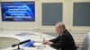 블라디미르 푸틴 러시아 대통령이 26일 모스크바 상황실에서 '그롬' 훈련을 지켜보며 내용을 점검하고 있다.