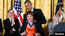 En noviembre de 2014, la escritora chilena Isabel Allende, recibió la Medalla de La Libertad en la Casa Blanca. Los libros de Allende siempre escritos originalmente en español han sido traducidos a 35 idiomas.