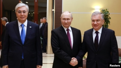 Rossiyalik juftliklar uchun jinsiy aloqa zavqi Erkak ikki marta porno suratga oladi