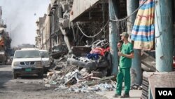 Un médico en un clínica toma un descanso despuúes de tratar a soldados heridos el domingo, 9 de julio de 2017, en Mosul, Irak.
