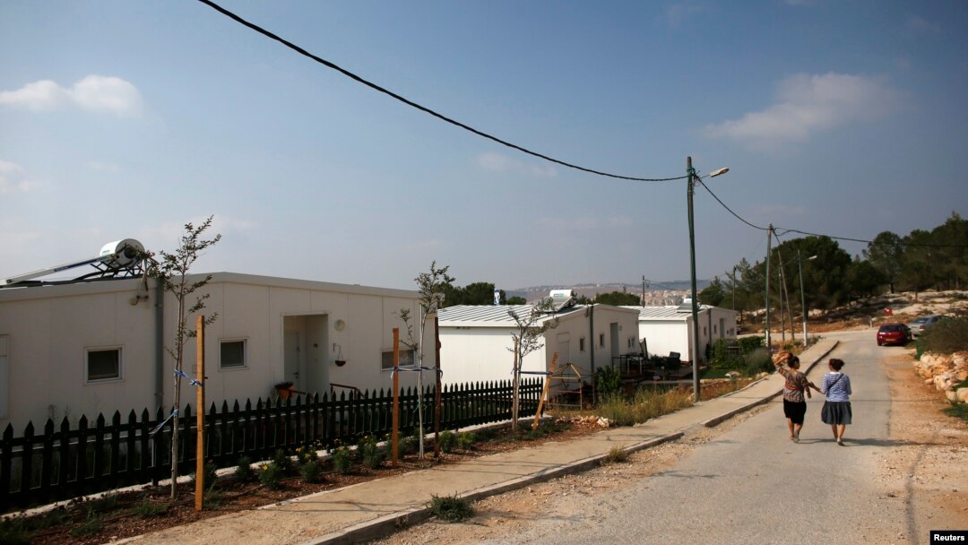 Warga Israel berjalan di tempat permukiman Yahudi yang dikenal sebagai "Gevaot", di blok permukiman Etzion, dekat Bethlehem (31/8). 
