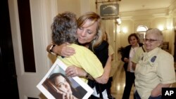 Debbie Ziegler sujeta la foto de su hija Brittany Maynard, quien tuvo que mudarse a Oregon para recibir ayuda para terminar con su vida. Brittany tenía cáncer terminal.