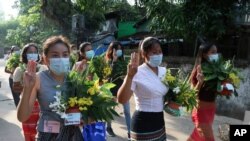 13일 미얀마 양곤에서 군부 쿠데타에 반대하는 시민들의 시위가 계속됐다.