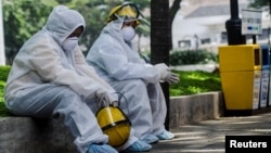 Petugas kesehatan beristirahat di tengah pelaksanaan tes cepat (rapid test) virus corona (COVID-19) di Bandung, Jawa Barat, 4 April 2020. (Foto: Reuters)