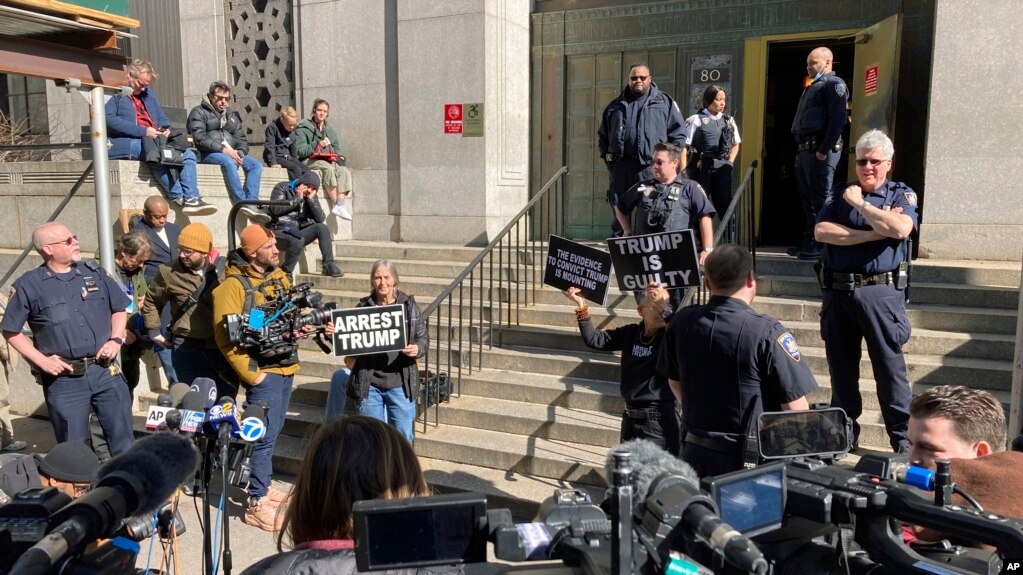 纽约市调查特朗普封口费案件的法庭外聚集的记者和抗议人士。（2023年3月29日）(photo:VOA)