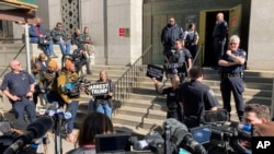 纽约市调查特朗普封口费案件的法庭外聚集的记者和抗议人士。（2023年3月29日）