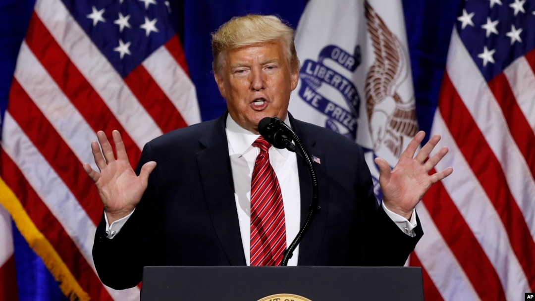 Presiden AS Donald Trump berbicara dalam acara kampanye di Des Moines, Iowa, Selasa (11/6).