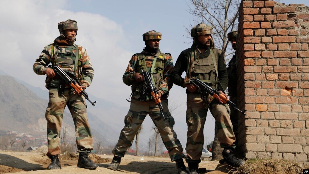 Tentara India mengambil posisi dalam baku tembak dengan militan di Pampore, dekat Srinagar, Kashmir-India, Senin (22/2).