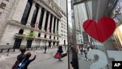 Una tienda frente a la Bolsa de Valores de Nueva York muestra un corazón el jueves 16 de mayo de 2024 en Nueva York. El Promedio Industrial Dow Jones superó brevemente el nivel de 40.000 puntos el jueves por primera vez, pero cerró con una caída del 0,1 %.