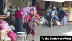 Fenomena buruh gendong di pasar-pasar tradisional di Solo dan banyak kota lain di Indonesia. (Foto: VOA/Yudha Satriawan)